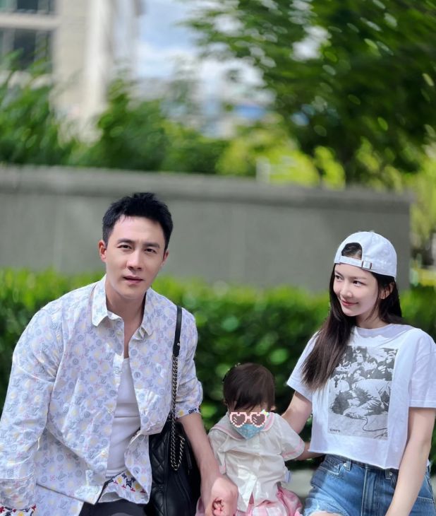 帅哥闻脚_闻白袜子帅哥脚_舔闻足球帅哥臭袜脚