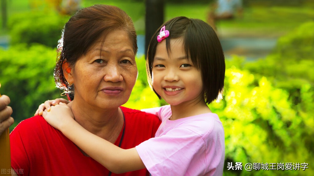奶奶抱孙女跳楼-奶奶与孙女楼顶告别，泪水模糊双眼，细数生活沧桑