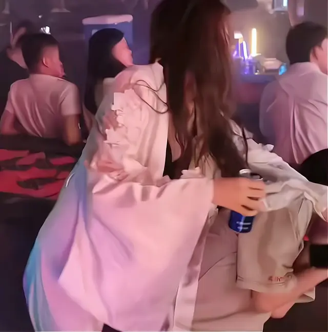 用酒把美女灌吐小游戏_美女灌酒成语_灌女孩子喝酒