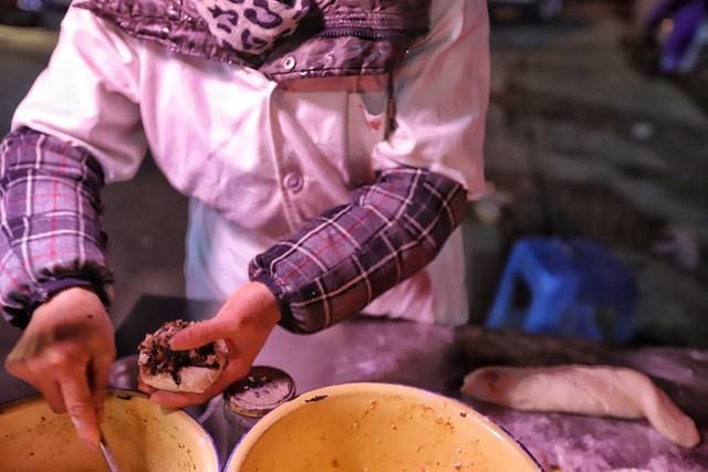 摆摊卖烧饼一个月能赚多少钱啊_摆摊卖烧饼赚钱吗_摆摊卖烧饼生意不好