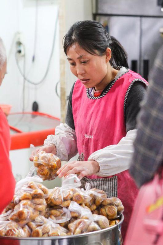 摆摊卖烧饼赚钱吗_摆摊卖烧饼一个月能赚多少钱啊_摆摊卖烧饼生意不好