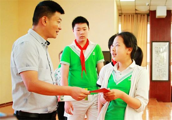 小学毕业合影-难舍的小学毕业典礼，老师和同学共同成长的美好回忆