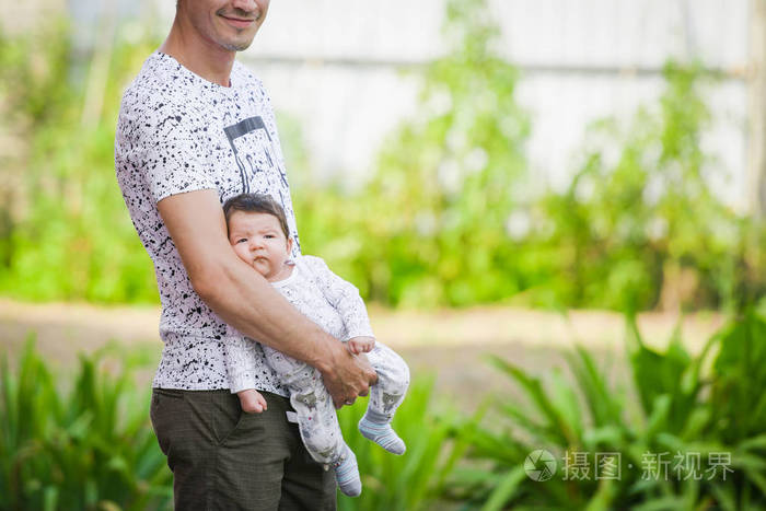 新生儿睡婴儿床_新生儿自己睡小床好吗_新生宝宝睡婴儿床好吗