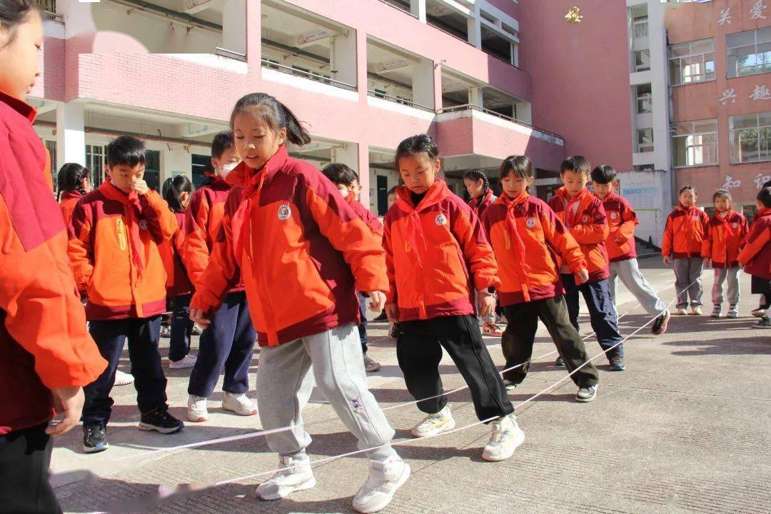 小鸡捉老鹰游戏作文300字_小学生作文老鹰捉小鸡的游戏_小学作文老鹰捉小鸡游戏