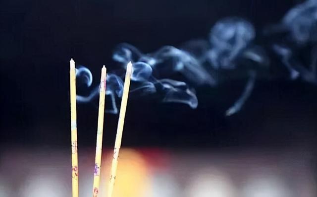 梦到上香拜佛_梦见上香拜菩萨什么意思_梦见上香拜拜