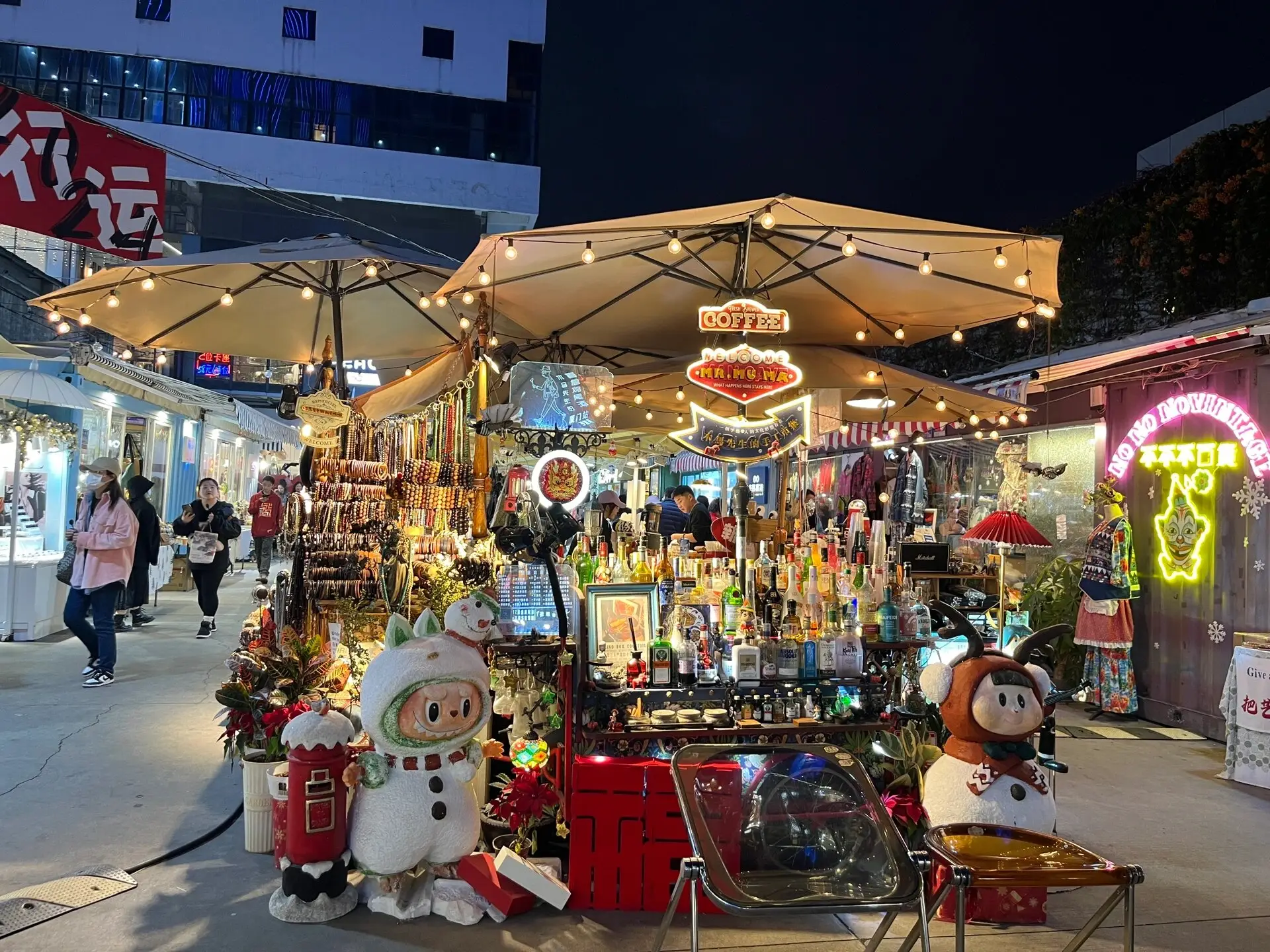 夜色皇朝吧：繁华都市中的宁静避风港，复古与现代交融的心灵栖息地