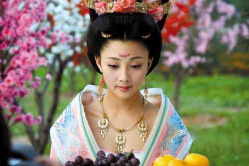形容美女出场的成语_出场成语形容美女的句子_出场成语形容美女的成语