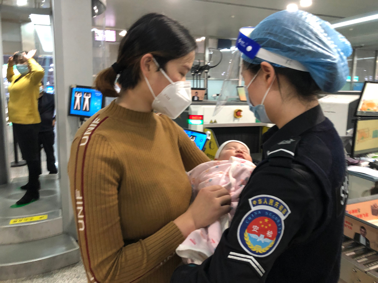 两个保安安检恶搞美女-地铁安检时包里有可疑物品？保安竟开玩笑