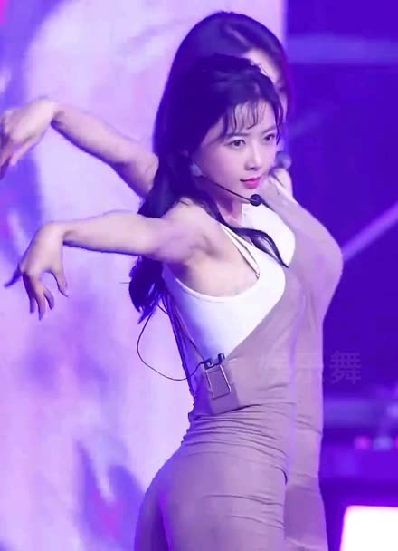 六号房间美女骚热舞，点燃你的视觉盛宴与情感释放