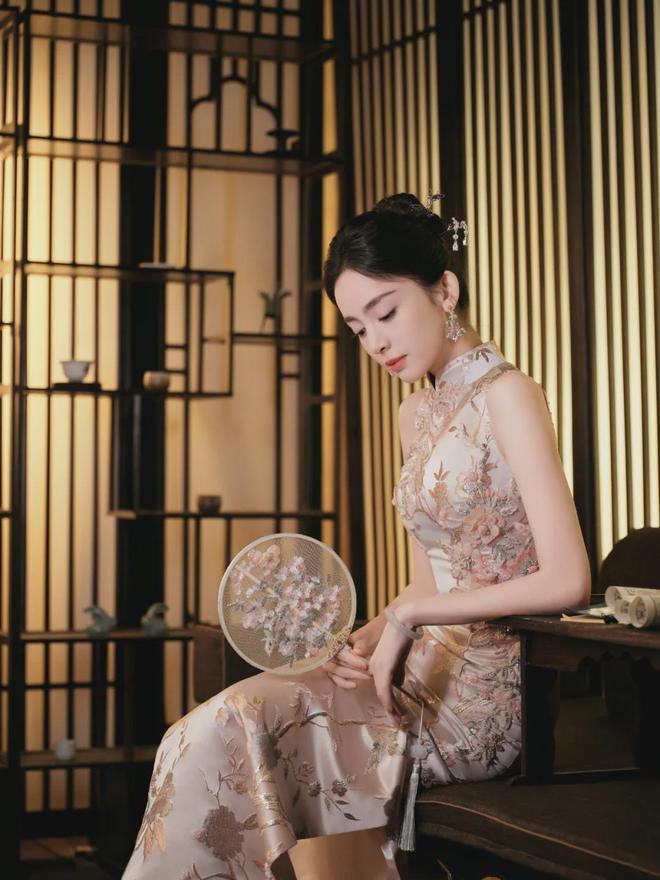 穿旗袍的美女图片-美女穿旗袍，古典与现代完美结合，尽显东方女