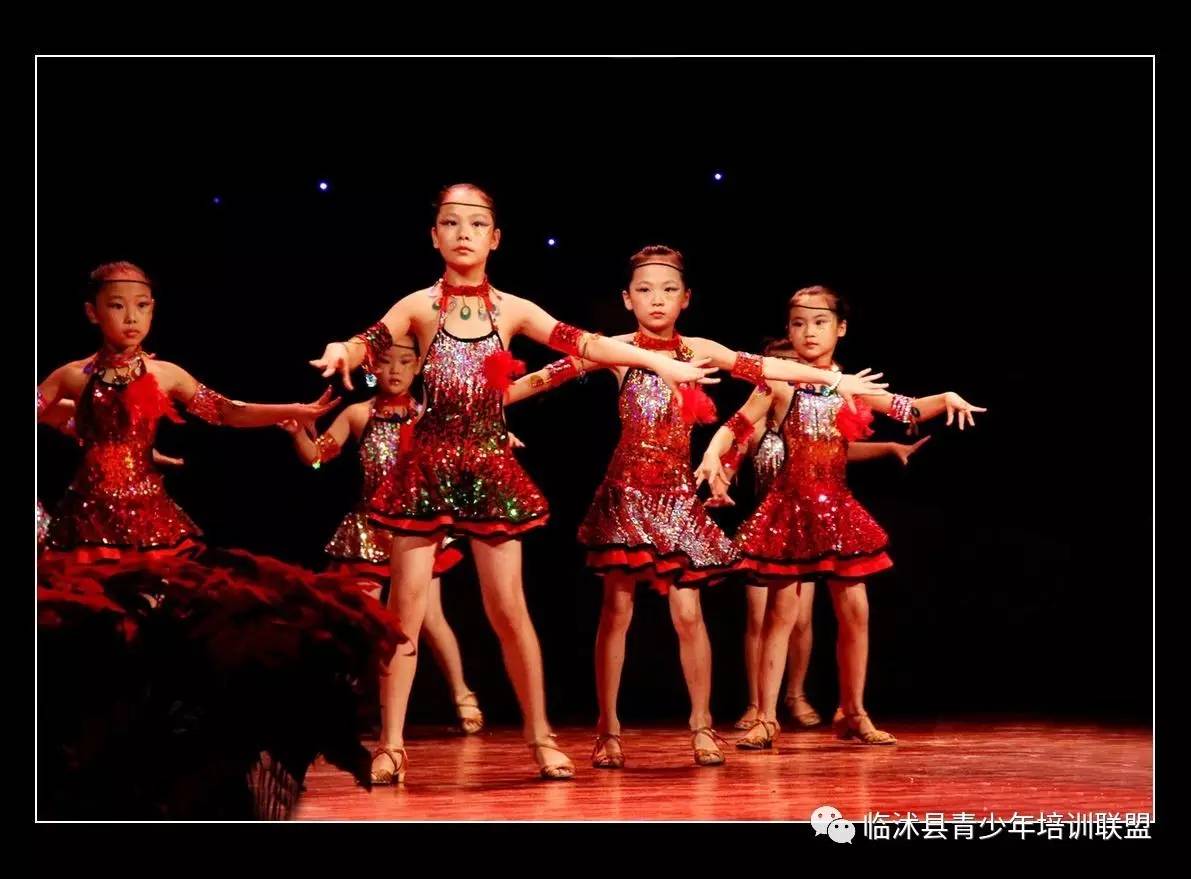 视频拉丁地下舞表演完整版_拉丁地下舞表演视频_拉丁舞地下时装秀