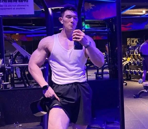 强壮的后背怎么做_后背太壮了怎么办_后背壮实怎么改善