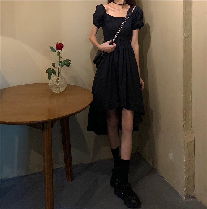 2024夏季新款女裙-2024 年新款女裙：夏日街头的浪漫与清凉，让你成为城市中
