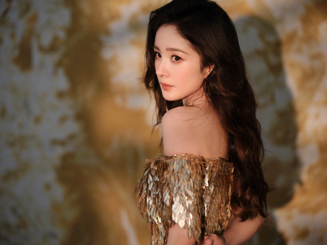 杨幂最美的晚礼服照片_杨幂礼服2019_杨幂礼服图片2020