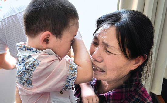 孙女暴打奶奶_奶奶打死孙女_奶奶打孙女是家暴吗
