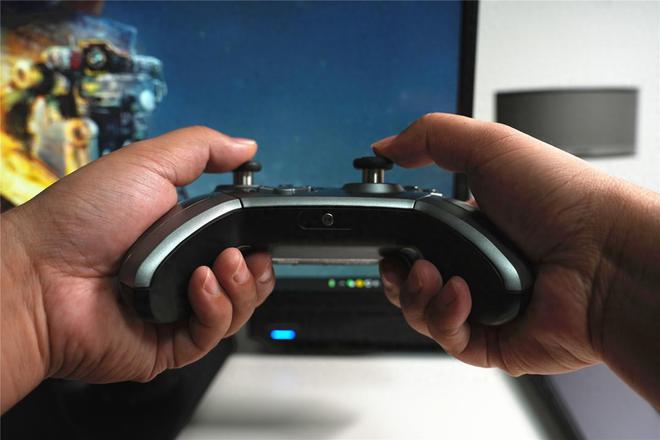 手柄玩的pcfps游戏-手柄玩 PCFPS 游戏：全新操控感