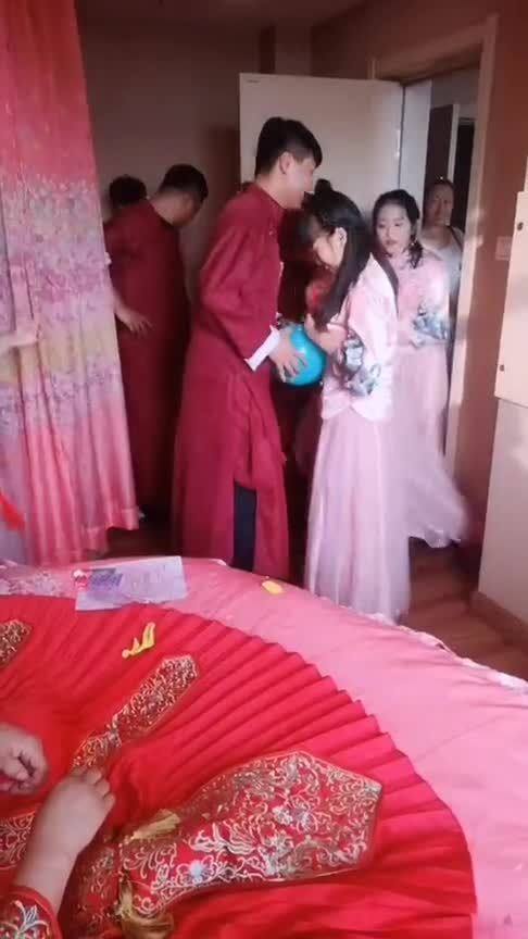 伴娘游戏气球,伴娘婚礼中的欢乐制造机